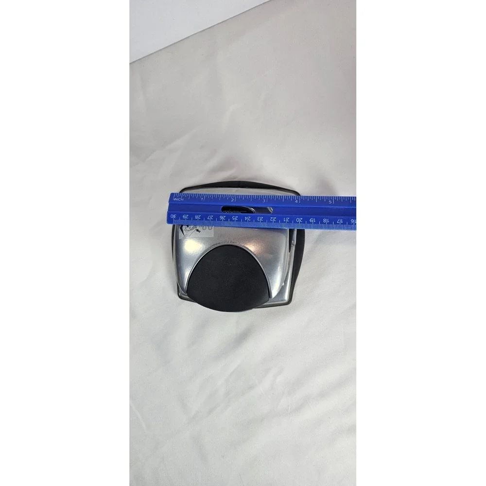 Swingline Easy View 2-Hole Punch 20 Sheets‎ Green/Red Light Alignment Indicator